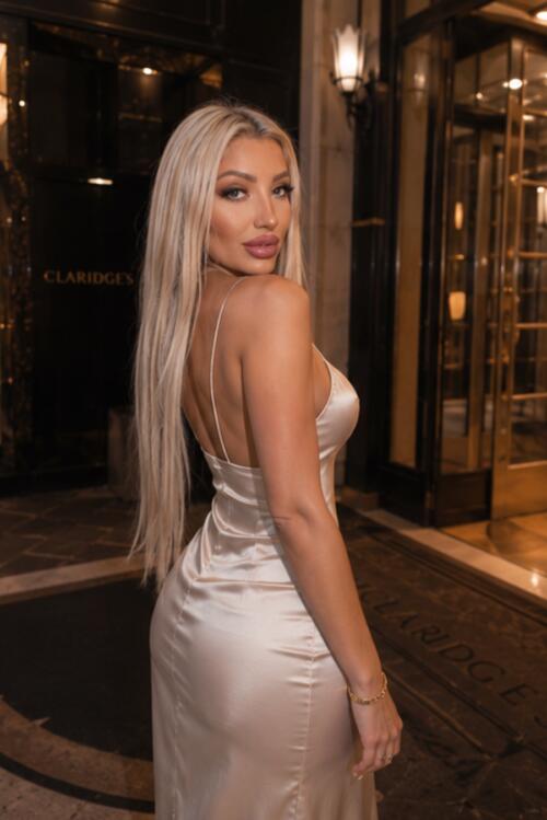 Stunning busty blonde, Giulia, London escort